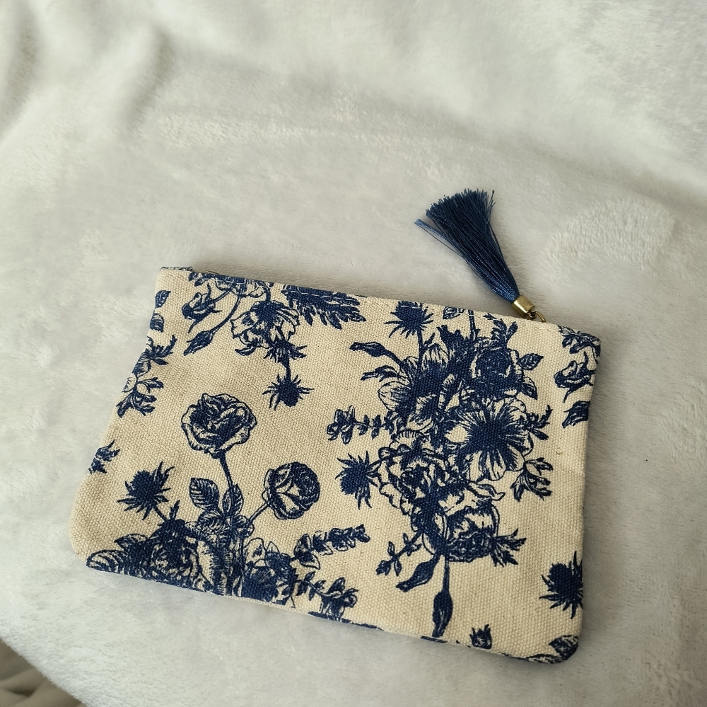 Ipsy Bag - Picture 3 of 4